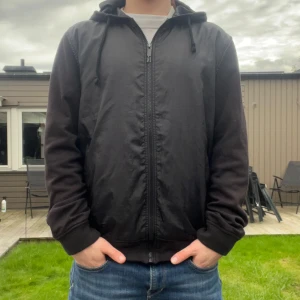 cardigan  - Riktigt fet svart cardigan med luva . Storlek M, bra skick, någon minimal defekt om du zoomar på andra bilden, men inget man tänker på. Passar till i princip allt. Skriv vid minsta intresse, pris går alltid att diskutera vid smidig affär 😀