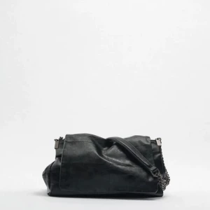 Zara väska - Jätte fin populär zara väska, kedjorna på ena sidan har snurrat sig men inget som syns när den används💓 pris går att diskuteras vid snabb affär