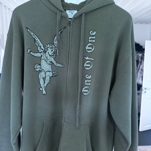 One of one zip  - One of one zip hoodie, strl L använd fåtal gånger 
