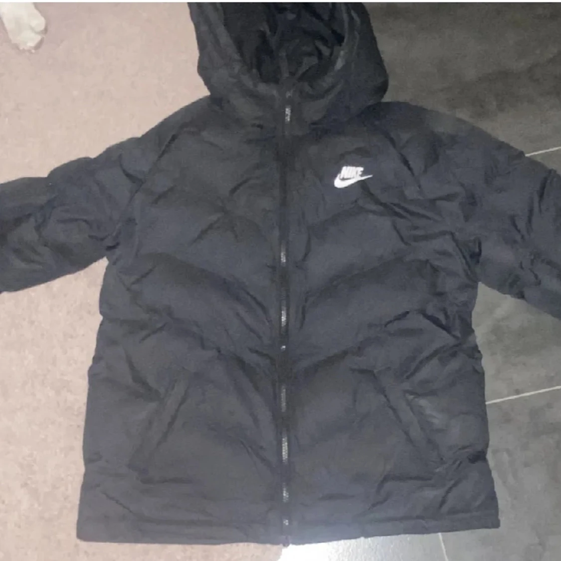 Svart pufferjacka från Nike