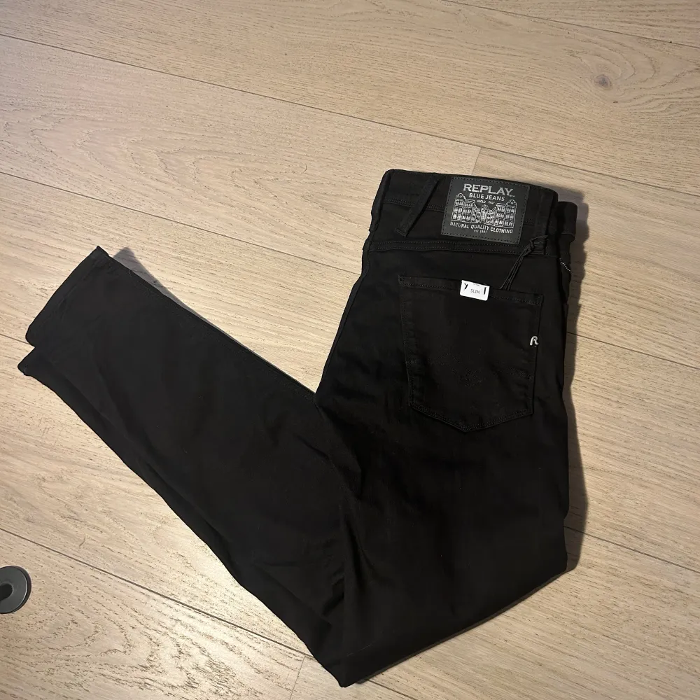 Jag säljer ett par kol svarta replay anbass slim fit jeans, med måtten 30W/32L. Jeansen har aldrig andvändts och är därför i bästa möjliga skick.. Jeans & Byxor.