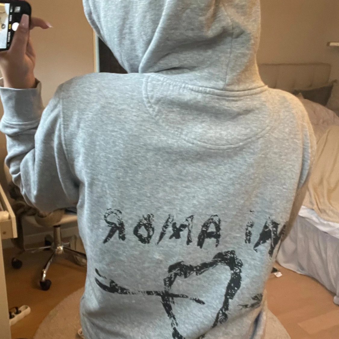 Grå ”Mi amor” hoddie - 90