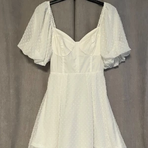 Studentklänning - Studentklänning från Missguided, använd en gång och inga skavanker! 