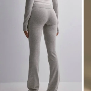 Grå mjukisbyxor från nelly - Gråa lågmidjade mjukisbyxor från nelly. Skriv om ni vill ha bilder på dem. Dem är använder cirka 20 gånger. Dem börjar bli för små för mig. 