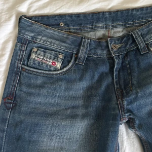Lågmidjade bootcut Diesel jeans  - Lågmidjade och bootcut Midjemått 40,5cm Innerbenslängd 74cm Fickorna går att öppna och stäng