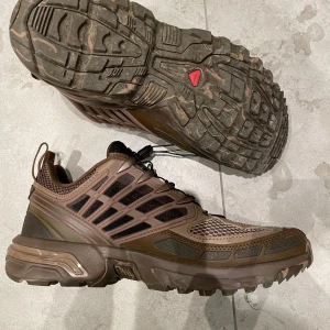Salomon ACS Pro Desert - Varan har använts ett fåtal gånger så i superbra skick. Nypris: 2300kr 