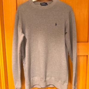 Ralph Lauren tröja  - Säljer denna otroligt snygga Ralph Lauren tröja i super skick för super pris! Skick 9/10 storlek XL men passar mer till de som är L! Priset är ej hugget i sten 