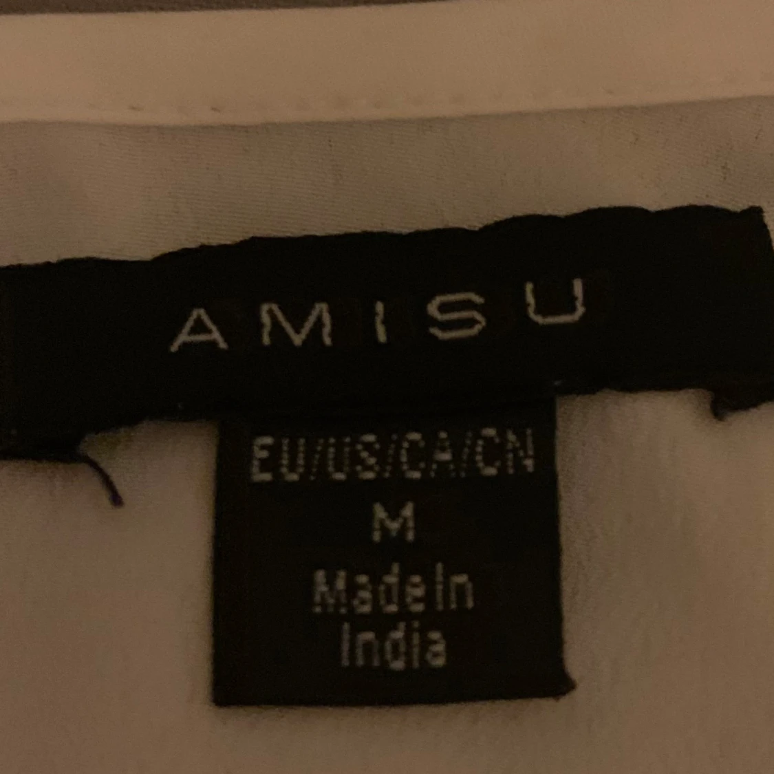 Vit topp med rosett  - 90