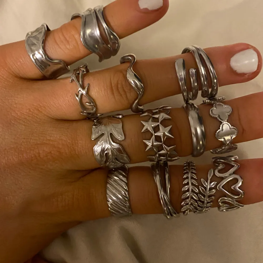 13st rostfria ringar från stainless.me💓 Alla ska och är rostfria förutom en som blivit lite ”röd” på vissa små ställen. Annars har alla andra används och tvättats utan att ha rostat!💓💓 Storleken jag klickat i stämmer INTE, alla är anpassningsbara då . Accessoarer.