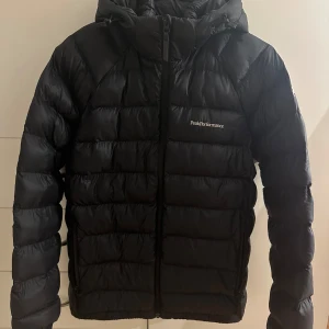 Peak performance jacka - Peak performance jacka som nästan är i nyskick, endast använd fåtal gånger så inga defekter, säljer då jag köpte för stor storlek. Pris kan diskuteras vid snabb affär.
