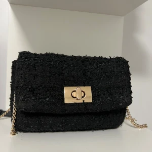 Axelväska  - Jättefin axelväska från H&M, går att använda på flera olika sätt.