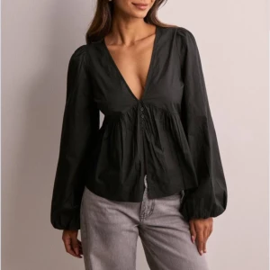 Blus - Svart blus från Nelly med puffarmar, helt oanvänd med prislappen kvar!🩷