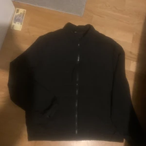 Zara cardigan - Jag har knappast använt den, köpte för en vecka sedan, galet skön och get otroligt mycket värme, jag säljer den för den är för stor för mig, jag har inte kvar kvitton.