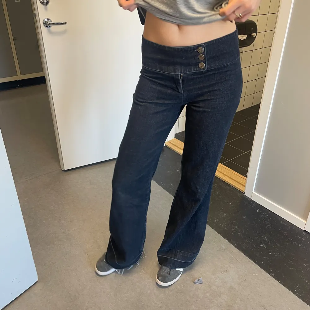 Jätte snygga utsvängda byxor med tre knappar, säljer pga att dem inte passar mig❤️. Jeans & Byxor.