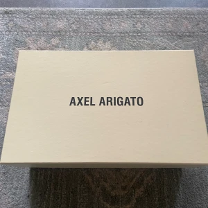 Axel Arigato sneakers - Vita Axel Arigato sneakers grå häl. Anvönda en gång, kommer med låda