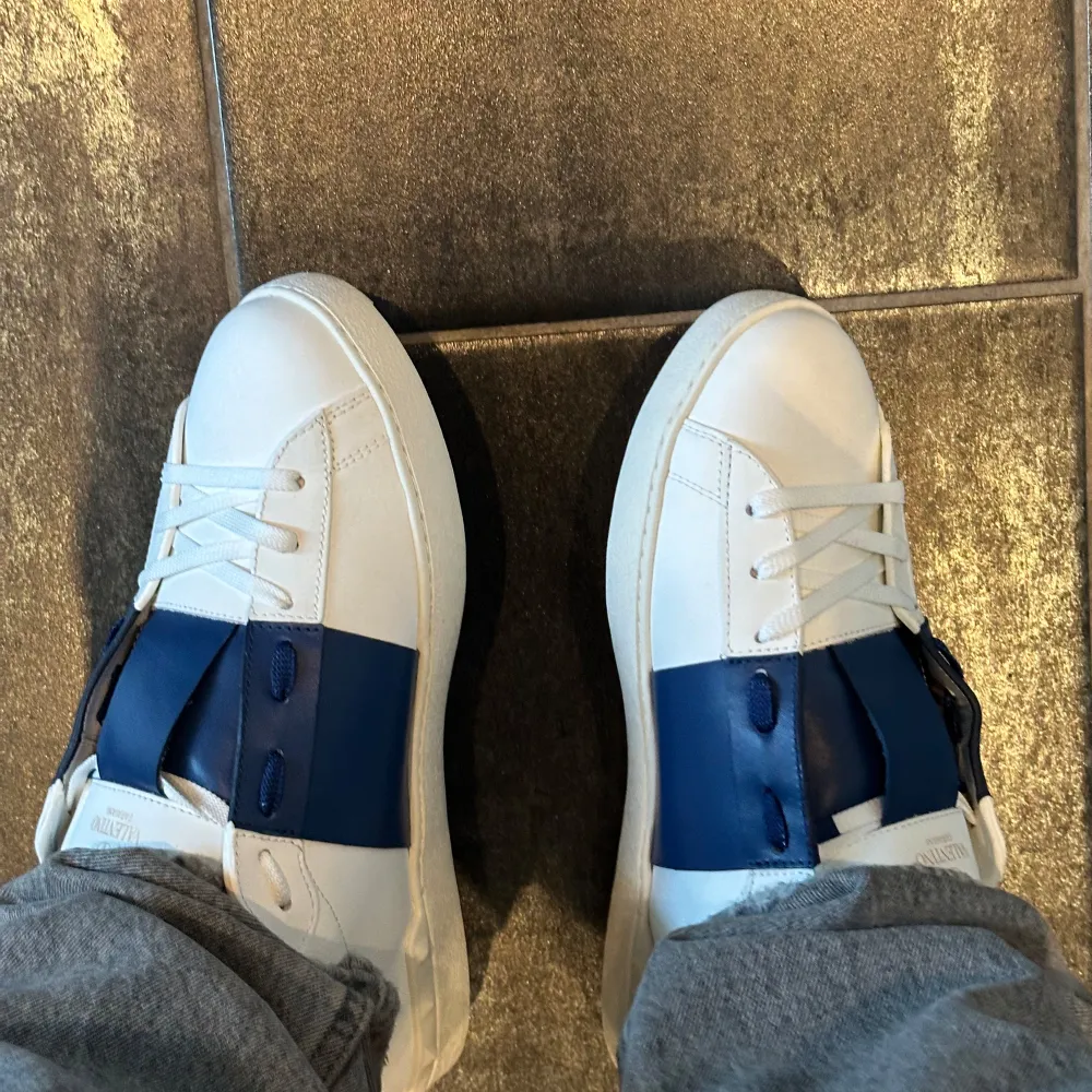 Säljer ett par snygga Valentino Garavani sneakers i Marine färg. Passar 44-45. Säljer pga dem va för små för mig⚡️. Skor.