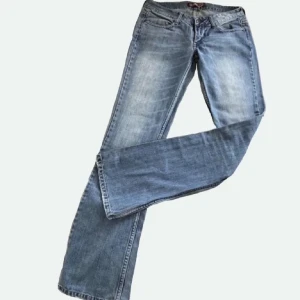 Lågmidjade jeans - Jättesnygga low-waist jeans från Detroit som tyvärr blivit för små.❤️ Jeansen är blå/grå och bootcut, midjemåttet 37cm och innebenslängden 81cm (passar mig som är 169cm)  Hör gärna av dig vid funderingar🩷🩷