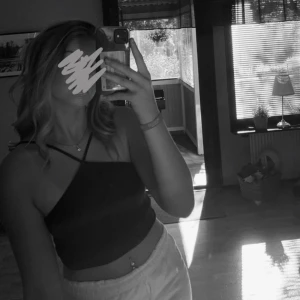 Topp/Linne - Topp från bikbok, den är använd ett flertal gånger men skicket är bra och har inga defekter!