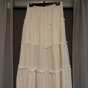 Low waist kjol - Lång low waist kjol från shein. Storlek S men väldigt stor i midjan. Kanske passar M/L/XL. Aldrig använd.