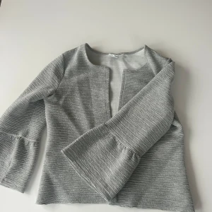 Snygg, grå kofta - Säljer denna snygga gråa kofta från Only med mönster i tyget och utvigdade armar! Perfekt till hösten och för att ha över en najs blus eller t-shirt! Storlek M men passar S också!