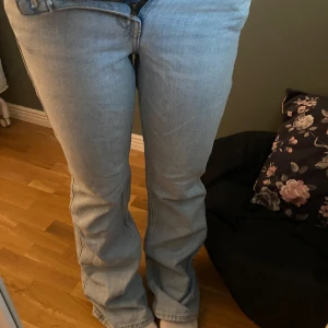 Ljusblå bootcut jeans - Säljer ett par ljusblå bootcut jeans från Weekday som är supersnygga! säljer pga för små. 