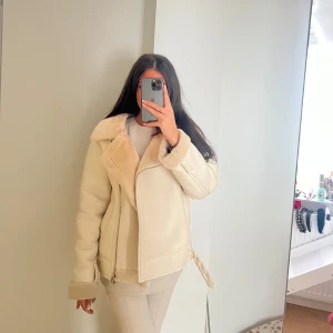 Skinn jacka som är varm inifrån  - En beige skinn jacka som är varm inuti som användts en vinter, den är nyligen kemtvättad och i god skick