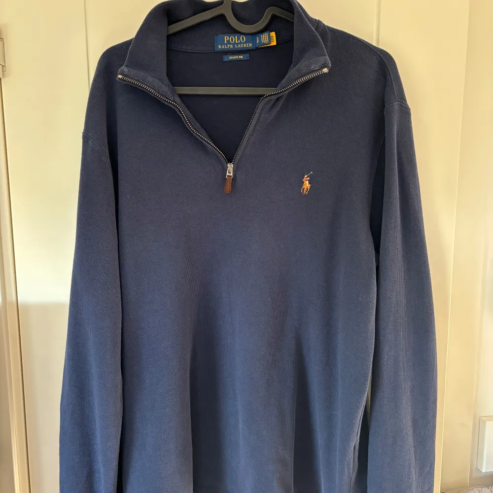 Polo Ralph Lauren half zip storlek S. Fint skick sällan använd. Säljer då jag ej använder den längre. Skriv vid frågor.. Tröjor & Koftor.