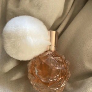 Ariana grande - Ari by Ariana grande . Helt ny säljer endast för det inte är min smak på parfym
