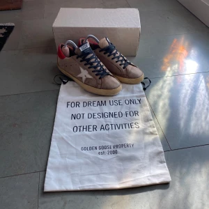 Golden Goose  - Sjukt snygga skor från Golden Goose i storlek 42  Skick 8/10  Priset kan diskuteras  Skriv om frågor 