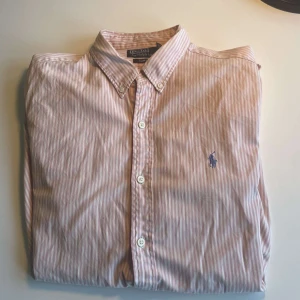 Ralph Lauren Skjorta  - Säljer nu denna asfeta Ralph Lauren skjortan i ett gott skick! Storleken är M men passar S med! Nypris ligger på ca 1599kr❌ mitt pris endast 449kr✅ Hör av dig vid minsta lilla fundering!! 😊🙂