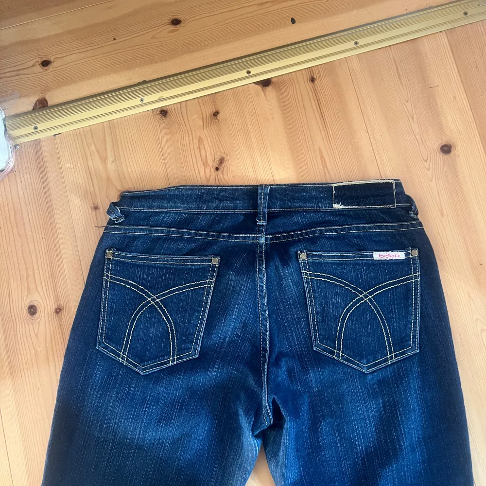 Blåa lågmidjade raka jeans. Bra kvalitet. Står ingen storlek men passar som en S/M. Jeans & Byxor.