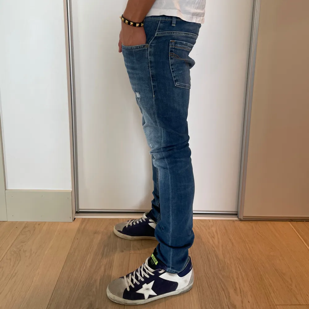 Hej! Vi säljer nu ett par splitter nya dondup George jeans | Strl: 29 Skick: Helt nya Retail: ca 3700kr | För ytterligare frågor är det bara att skriva 🕊️. Jeans & Byxor.