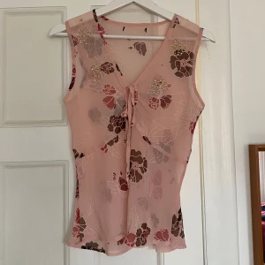 Söt topp - Blommig, paljetter