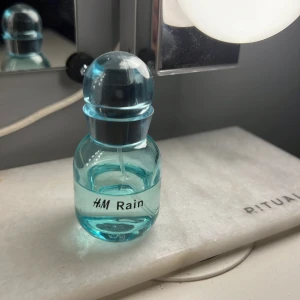 H&M parfym - Hej! Säljer denna hm parfym i rain. 20ml flaska men använd💗