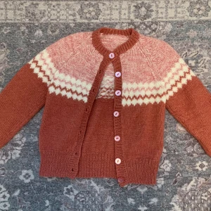 Rosa cardigan - En jättesöt stickad cardigan. Finns inget märke/ storlek men skulle nog säga att den är en small. Det finns en liten fläck på ryggen men den går nog bort i tvätten! Koftan är lite stickig så skulle rekommendera att ha en långärmad tröja under💗🌷🎀