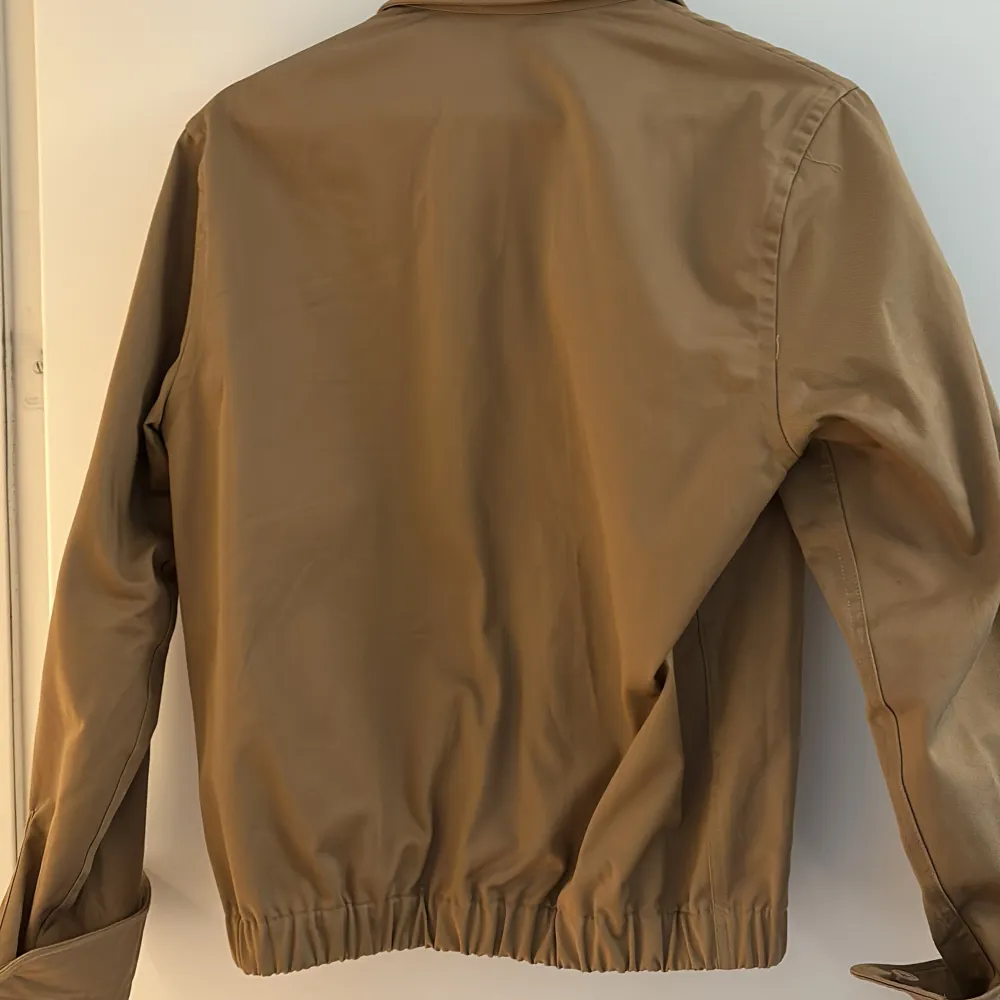 Snygg overshirt från Hugo Boss i storlek S. Väldigt bra skick. Passar om du är ca 170cm. Nypris ligger runt 1500kr. Skriv vid funderingar!🎉🍾🥂. Jackor.