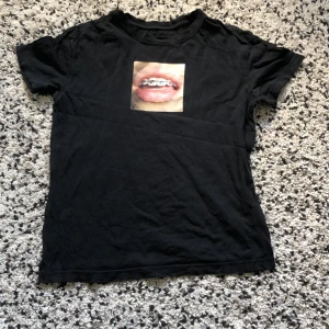 Nike braces vintage tee  - Köpte på second hand, printen har börjat flagna pyttelite, se bild 2