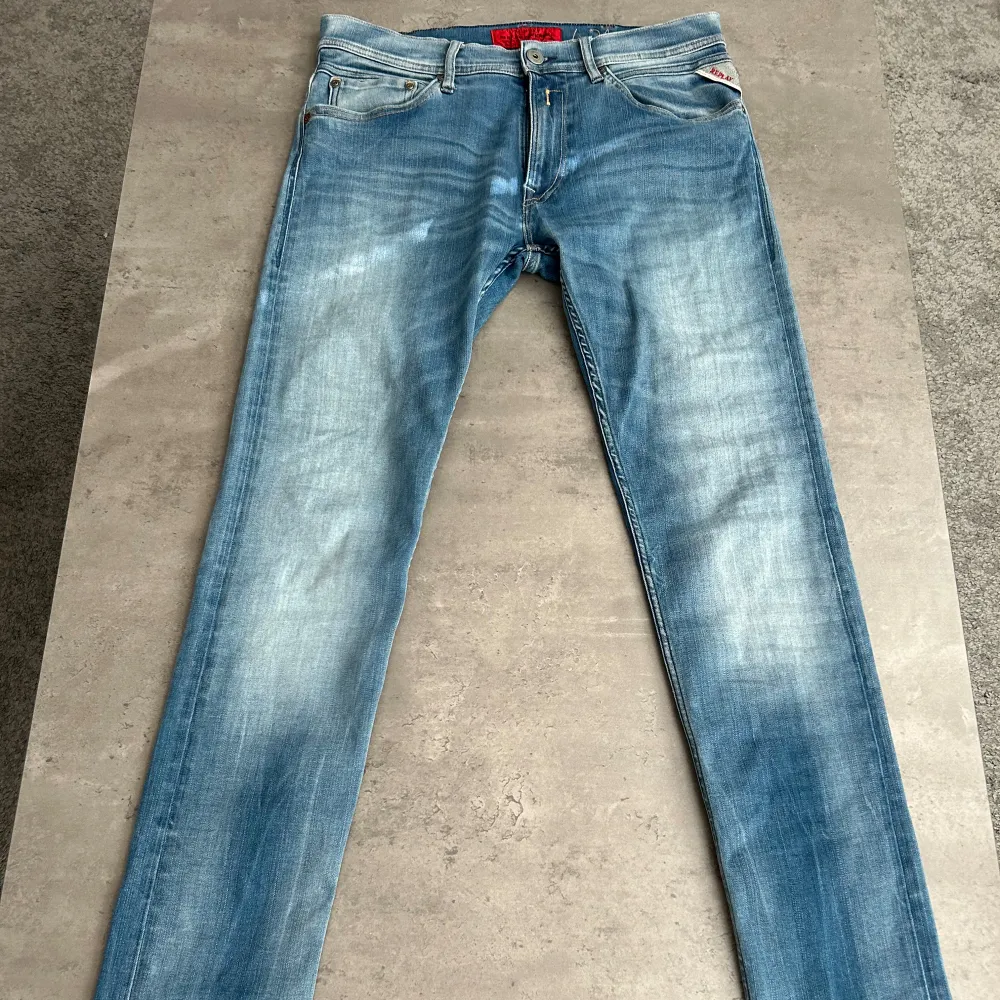 Replay jeans som är ljusblåa, bara använt dem fåtal gånger och är i mycket bra skick. W31 och L34. Skriv till mig om ni vill argumentera för lägre pris.. Jeans & Byxor.