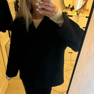Svart kappa - Super fin kappa perfekt nu till hösten från Bikbok💕 knappt använd, därav super skick!  Säljer pga att den är för stor för mig.