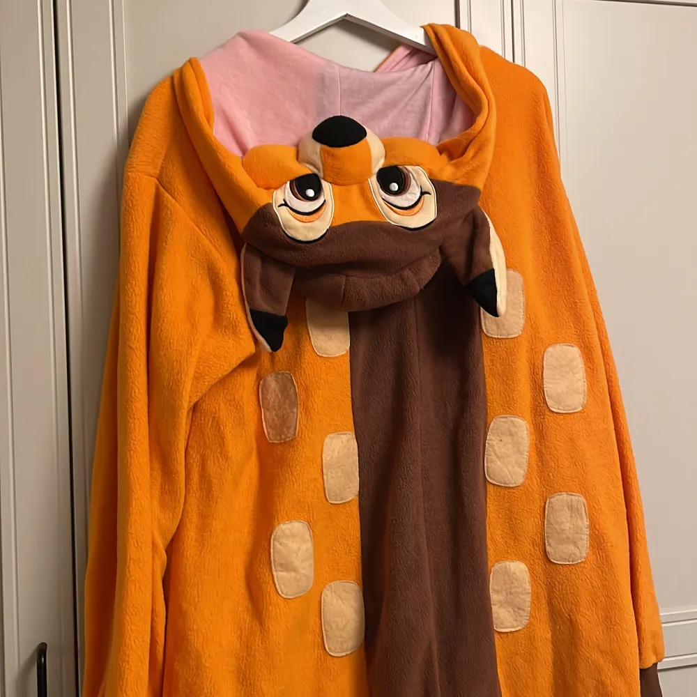 Från Disney en Bambi onesie. Använd men bra skick. Längd får axlar och ner ca 147 cm. . Hoodies.