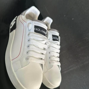 Dolce Gabbana skor - Mycket fina D&G skor i mycket fint skick. Använd endast ett par gånger! Säljer för att de är för små. 