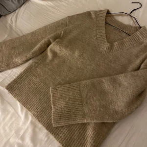 Stickad tröja - Mycket bra skick, fin beige färg, vida armar och jätte fint fall på kroppen, lite oversize