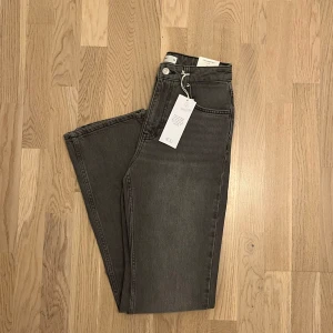 Populära jeans - Slutsålda grå ”flare” jeans från Gina Tricot, helt oanvända med lapp kvar. Köpare står för frakt.