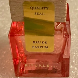 *NY*Rituals EDP Reve De Hanami 15 ml - Ny oöppnad, slut online. Dröm dig bort till Japans väldoftande och livfulla hanami-säsong och fira nya begynnelser med Rêve de Hanami. Den underbara doften av sakurablommor är framträdande i den väl avvägda buketten av krämiga, rosa blomblad. 