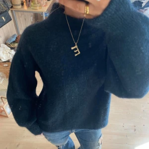 Tröja - SUPERSNYGG tröja. Den är svart/mörkgrön. Jätte fin kvalitet med mycket mohair💕💕