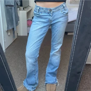 Stockholm  - Snyggaste vintage jeans från lee i bra kvalitet och lågmidjade😍säljer då de tyvärr är för stora på mig. Måtten är innerbenslängd: 82cm och midjemått: 90cm. Jeansen är lite slitna där nere och vid midjan men bara en snygg detalj!
