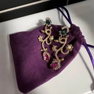 Lily and Rose örhängen  - Nya oanvända. Nypris 1599:- 