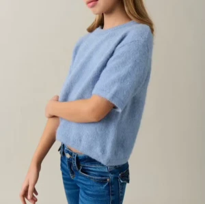 Stickad T-shirt 💕 - Säljer blå stickad T-shirt i storlek 146/152 då den inte var i rätt storlek. Aldrig använd eller testad 💕