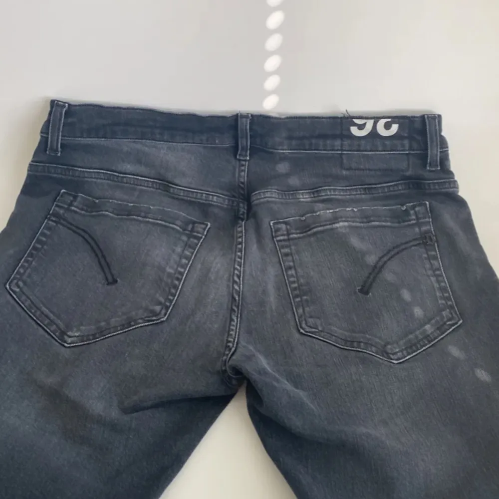 En par feta dondup jeans | skicket på jeansen är väldigt bra 9/10 | storlek w36 | ny pris 4500: mitt pris är 699| skriv vid frågor och funderingar. Jeans & Byxor.