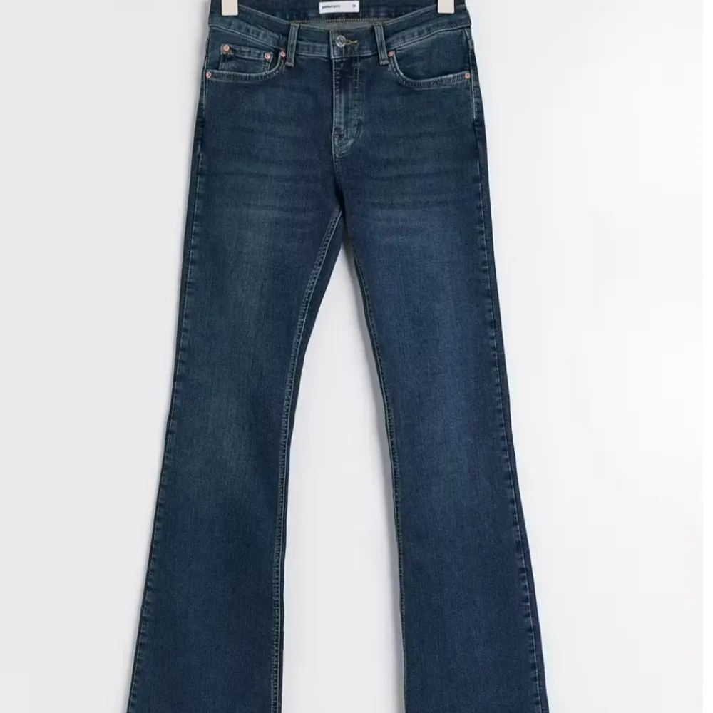 Lågmidjade jeans från gina. säljer jeansen eftersom de blivit för korta på mig nu. Jag är 166cm så de skulle passa någon som är 158-164cm. Det syns dock inte jättetydligt att dom är för korta. Nypris 499 säljer för 300. Jeans & Byxor.